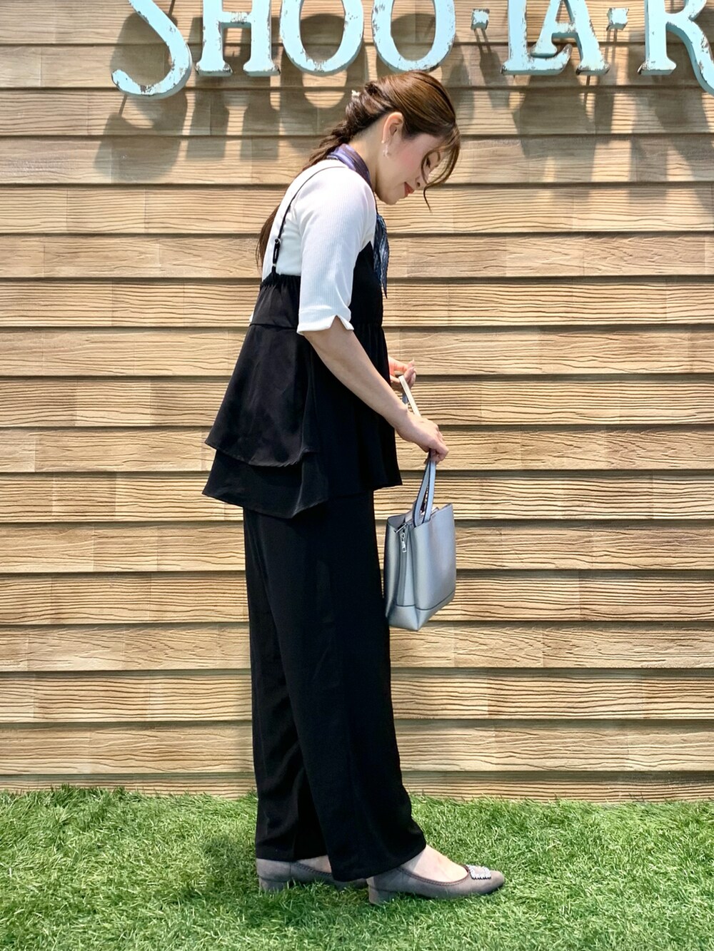 ブラック系のタンクトップ、ホワイト系のTシャツ/カットソー、ブラック系のその他パンツを着用したレディースの秋コーディネートの4枚目の写真