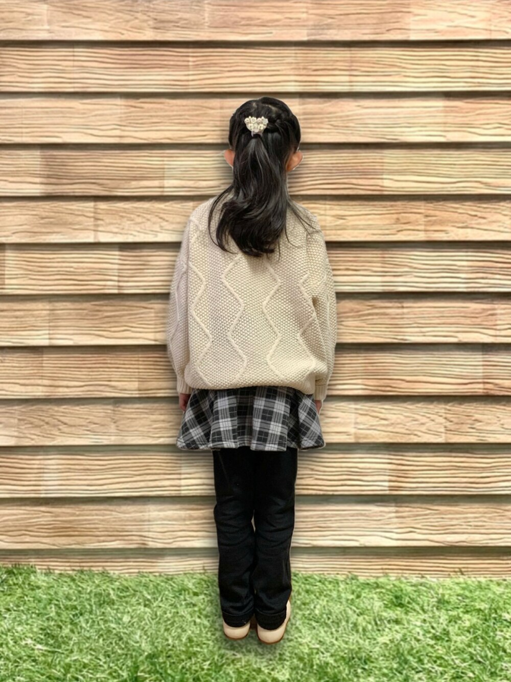 ホワイト系のニット/セーター、ブラック系のスカート、ブラック系のその他パンツを着用したキッズの冬コーディネートの5枚目の写真