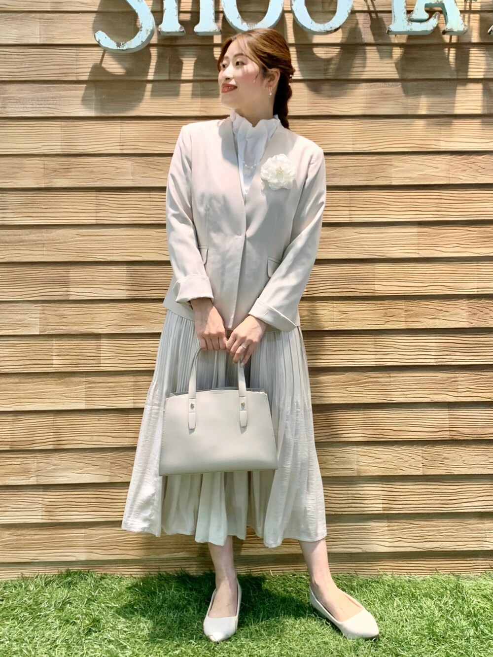 「シューラルー、オケージョン、セレモニー、入学式、入園式、七五三、オフィススタイル、スーツスタイル、お仕事コーデ、淡色コーデ、ジャケット、ブラウス、スカート、トートバッグ、パンプス」|「SHOO・LA・RUEの【洗える/通勤/セレモニー】ダブルクロスVネックジャケット【CIRCRIC】(ノーカラージャケット、ベージュ系)」を使った、E r i さん(骨格ウェーブ・レディース・162cm)の冬コーディネートの3枚目の写真