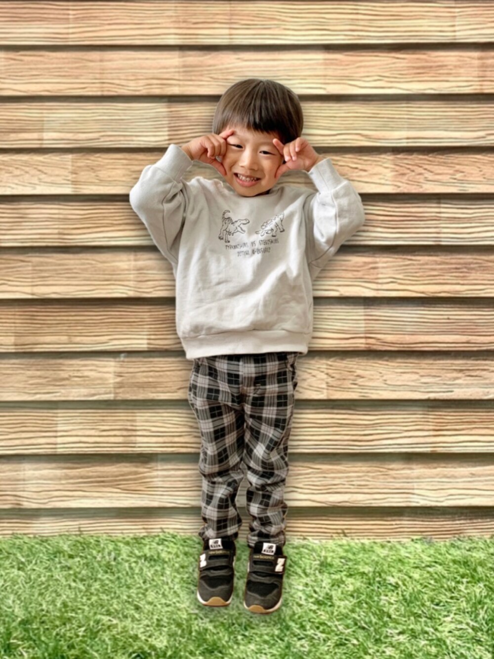 グレー系のスウェット、ブラック系のその他パンツ、グレー系のラッピングキットを着用したキッズの冬コーディネートの2枚目の写真