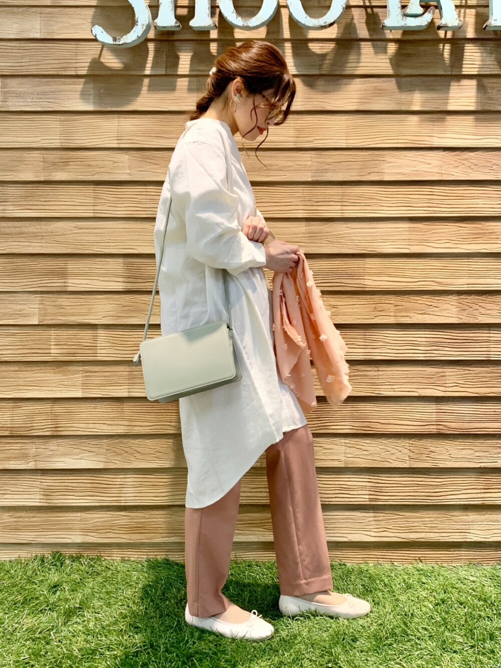 ホワイト系のワンピース、ピンク系のパンツ、グリーン系のショルダーバッグを着用したレディースの春コーディネートの4枚目の写真