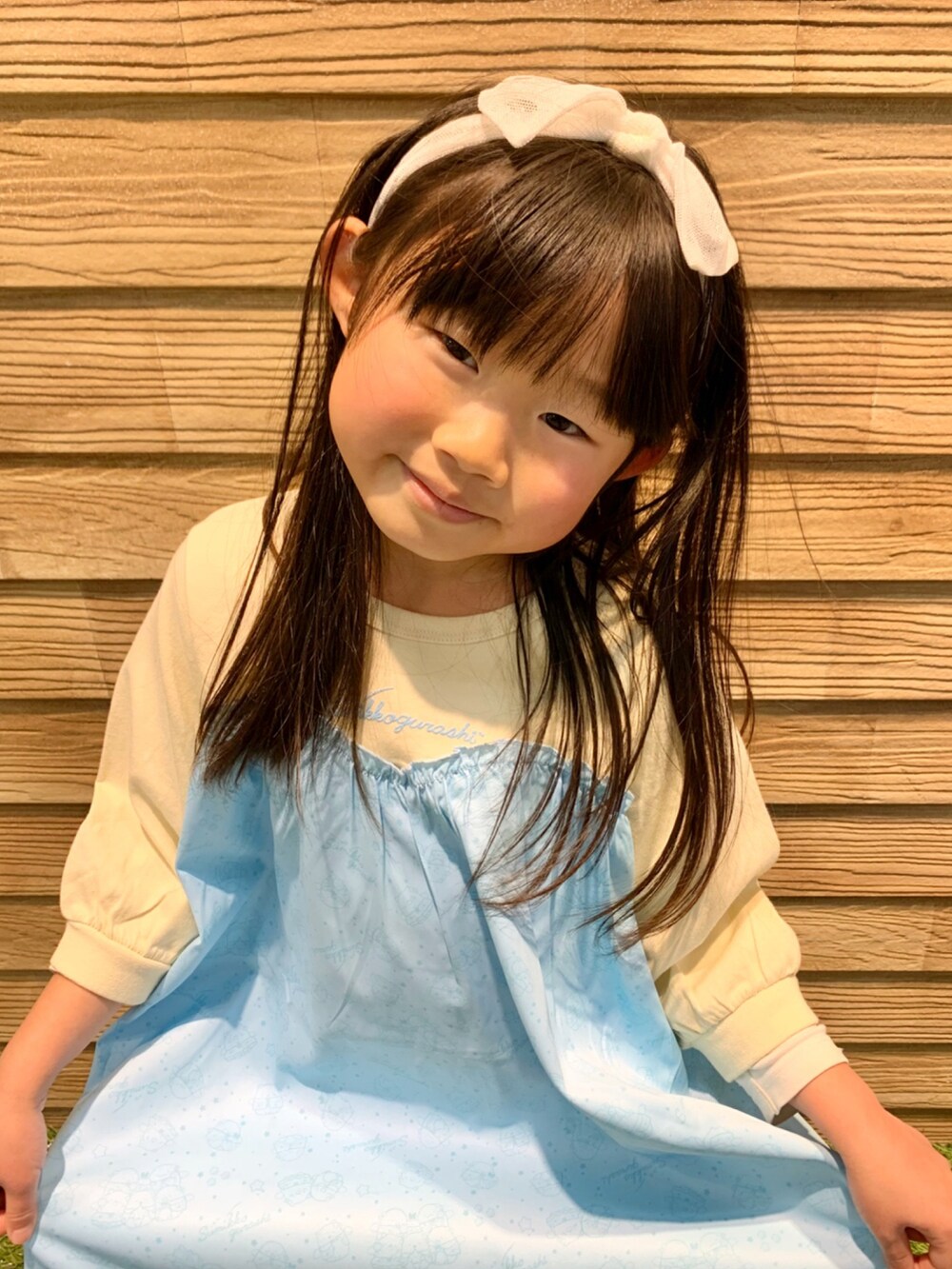 「シューラルー、シューラルーキッズ、キッズコーデ、キッズファッション、女の子、かわいい、春コーデ、春色、すみっコぐらし、ブルー、ブルー x ホワイト、ワンピース、ヘアバンド、バレエシューズ、プチプラコーデ」｜「すみっコワンピース🐻‍❄️💓のアイテム（ワンピース/ドレス、ブルー系）」を使った、E r i   さん（キッズ・110cm）の春コーディネートの4枚目の写真