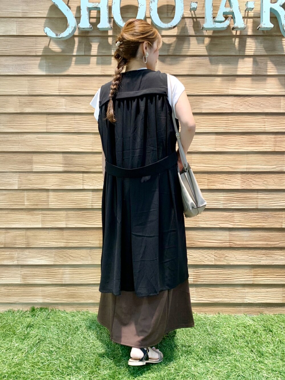 「シューラルー、ドレスキップ、キューティーブロンド、大人カジュアル、きれいめカジュアル、ブラック、ジレ、白Tシャツ、ブラウン、マーメイドスカート、サンダル、プチプラ」|「DRESKIPの異素材切り替えロングジレ(ベスト、ブラック系)」を使った、E r i さん(レディース・162cm)の秋コーディネートの5枚目の写真