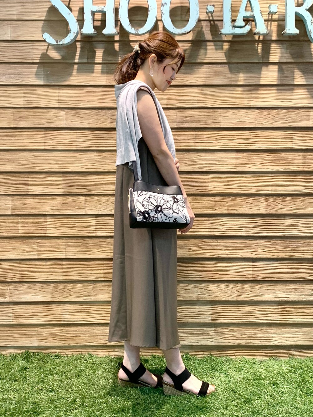 グレー系のカーディガン/ボレロ、グリーン系のワンピース、ブラック系のショルダーバッグを着用したレディースの秋コーディネートの4枚目の写真