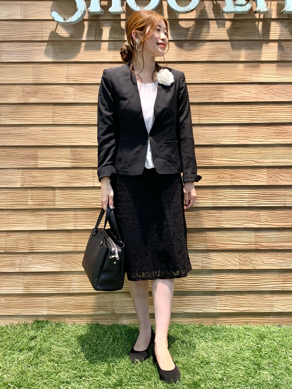 ブラック系のノーカラージャケット、ホワイト系のシャツ/ブラウス、ブラック系のスカートを着用したレディースの冬コーディネートの4枚目の写真