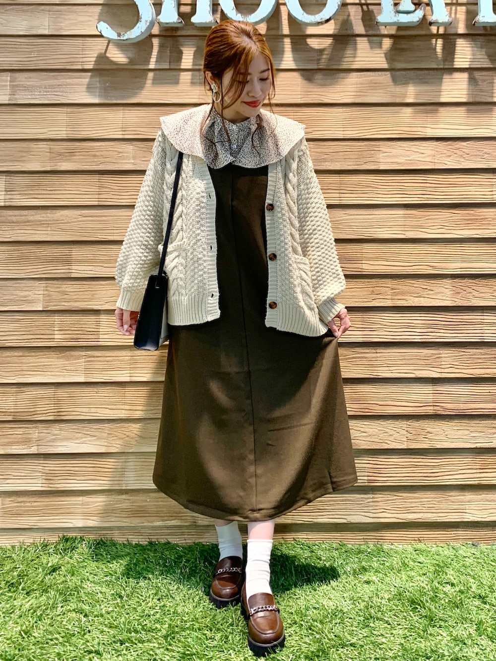 「シューラルー、ドレスキップ、チョコ色に染まれ、バレンタイン、カーディガン、ワンピース、小花柄、ビックカラー、ブラウス、ショルダーバッグ、ローファー、STOP 誹謗中傷、WEARは皆の拠り所、笑顔の輪を繋ごう、繋ごう素敵な心の声を」|「SHOO・LA・RUEの【五明祐子さん着用商品】ざっくりカノコケーブルカーディガン(カーディガン/ボレロ、ホワイト系)」を使った、E r i さん(レディース・162cm)の冬コーディネートの3枚目の写真