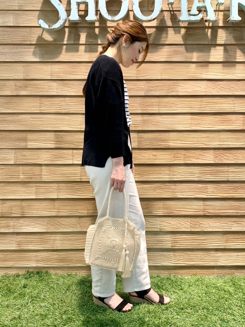 ブラック系のカーディガン/ボレロ、ブラック系のTシャツ/カットソー、ベージュ系のその他パンツを着用したレディースの夏コーディネートの4枚目の写真