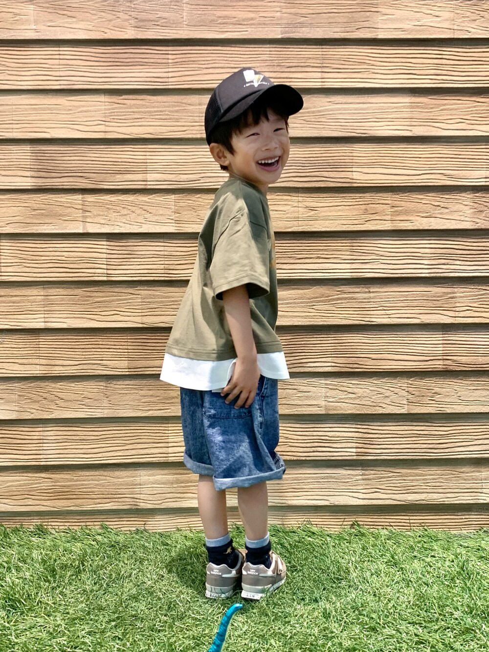 グリーン系のTシャツ/カットソー、ブルー系のその他パンツ、ブラック系のキャップを着用したキッズの秋コーディネートの5枚目の写真