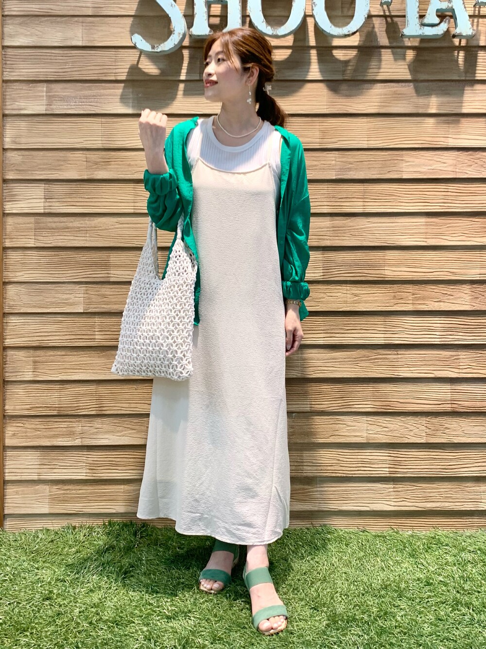 「シューラルー、ドレスキップ、キューティーブロンド、大人カジュアル、きれいめカジュアル、グリーン、シャツスタイル、シアートップス、ホワイト、ワンピース、キャミワンピ、プチプラ、カラー×コーデ、休日スタイル、サンダル」|「DRESKIPのシアーバンドカラ-シャツ(シャツ/ブラウス、グリーン系)」を使った、E r i さん(骨格ウェーブ・レディース・162cm)の夏コーディネートの2枚目の写真