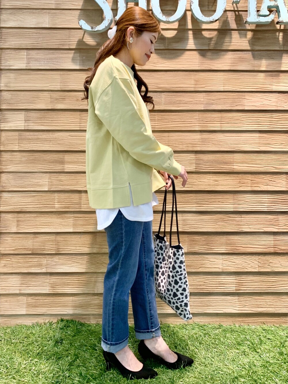 イエロー系のスウェット、ベージュ系のTシャツ/カットソー、ブルー系のデニムパンツを着用したレディースの春コーディネートの4枚目の写真