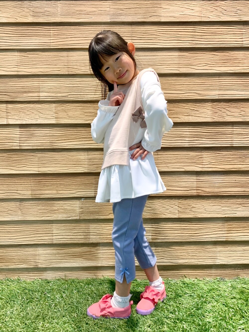 「シューラルー、シューラルーキッズ、キッズコーデ、キッズファッション、春コーデ、カラー×コーデ、プチプラ、女の子、ピンク、フリル、フリルトップス、プルオーバー、パンツスタイル、スリッポン」|「SHOO・LA・RUEの【90-130cm】裏毛ベスト風ドッキングトレーナー(スウェット、ホワイト系)」を使った、E r i さん(キッズ・110cm)の春コーディネートの3枚目の写真