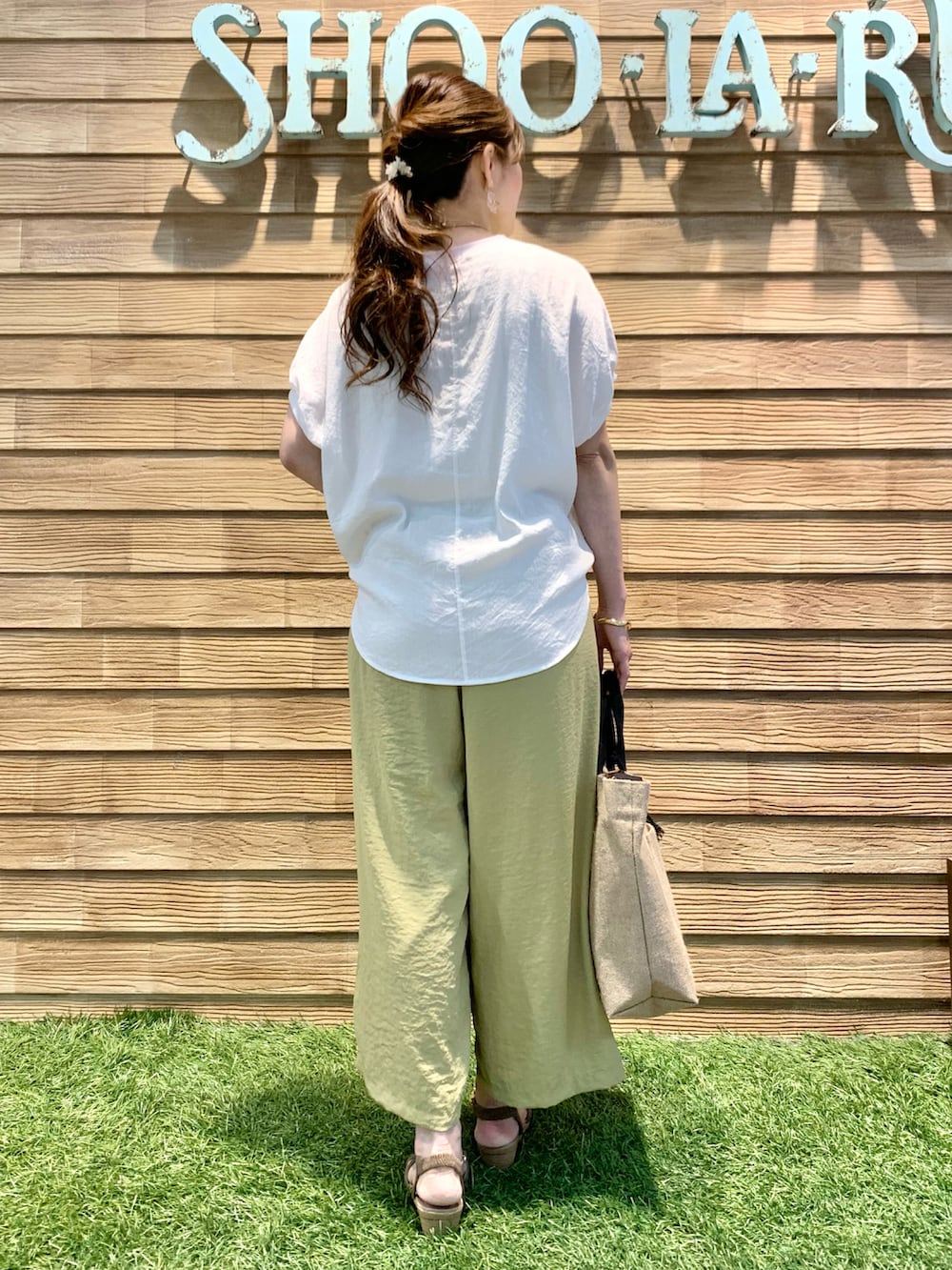 ホワイト系のシャツ/ブラウス、イエロー系のその他パンツ、ブラック系のショルダーバッグを着用したレディースの秋コーディネートの5枚目の写真