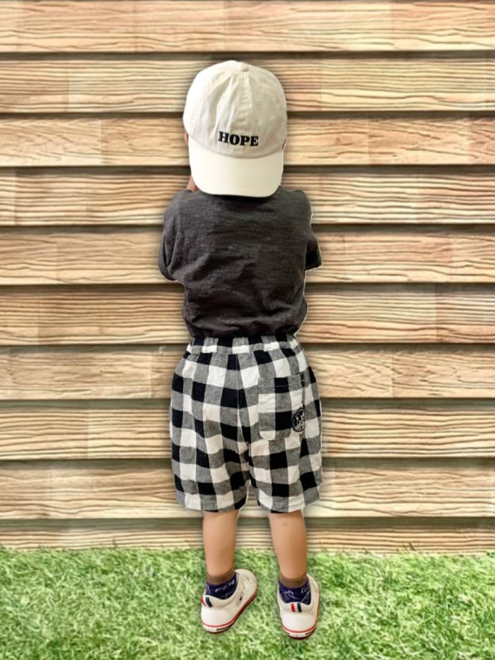 グレー系のTシャツ/カットソー、ホワイト系のスニーカー、ブルー系のソックス/靴下を着用したキッズの夏コーディネートの5枚目の写真