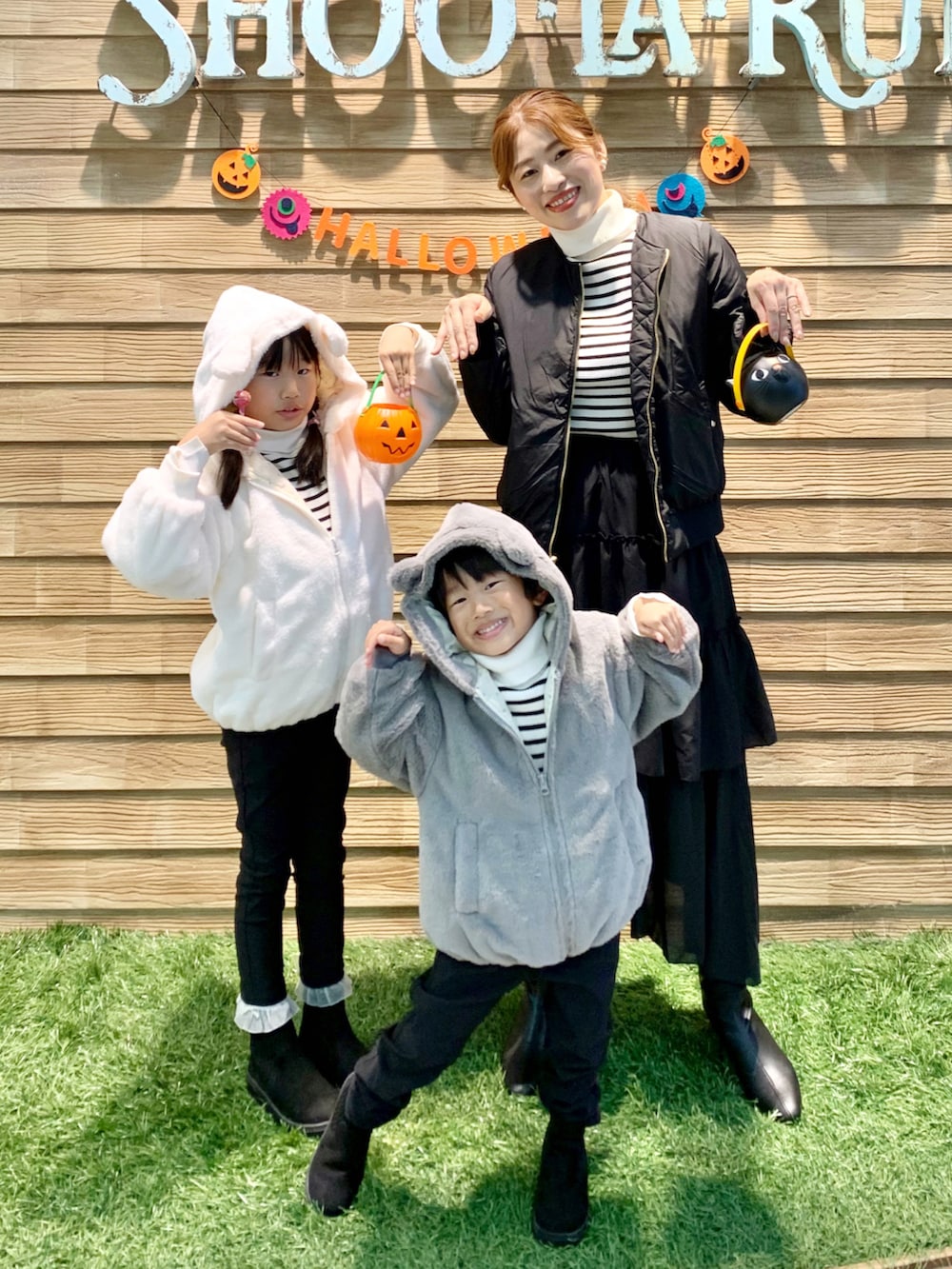 ブラック系のブルゾン、ホワイト系のニット/セーター、ブラック系のスカートを着用したレディースの秋コーディネートの4枚目の写真