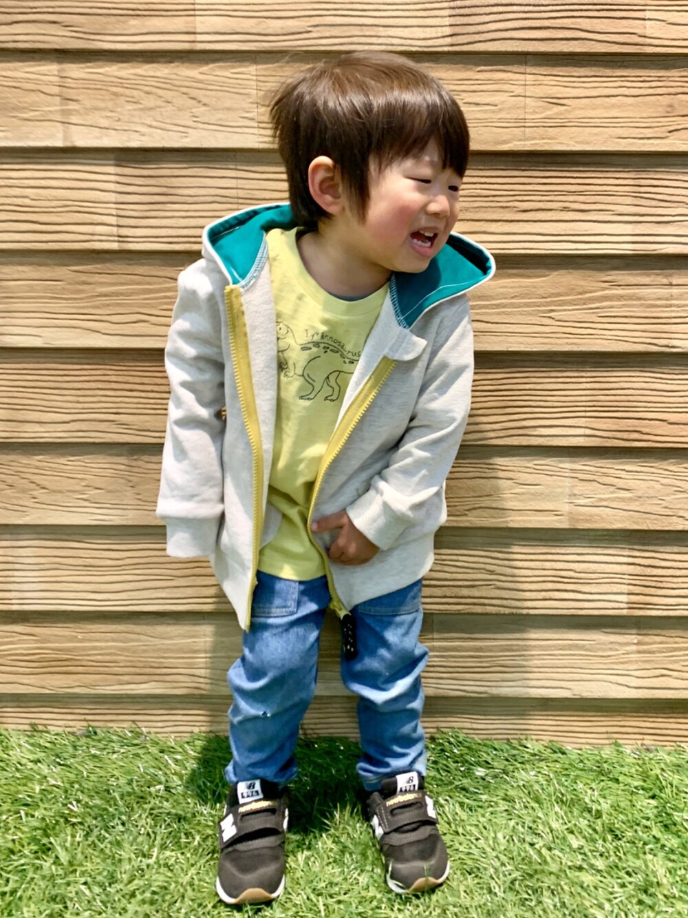 グレー系のパーカー、イエロー系のTシャツ/カットソー、ブラック系のラッピングキットを着用したキッズの春コーディネートの2枚目の写真