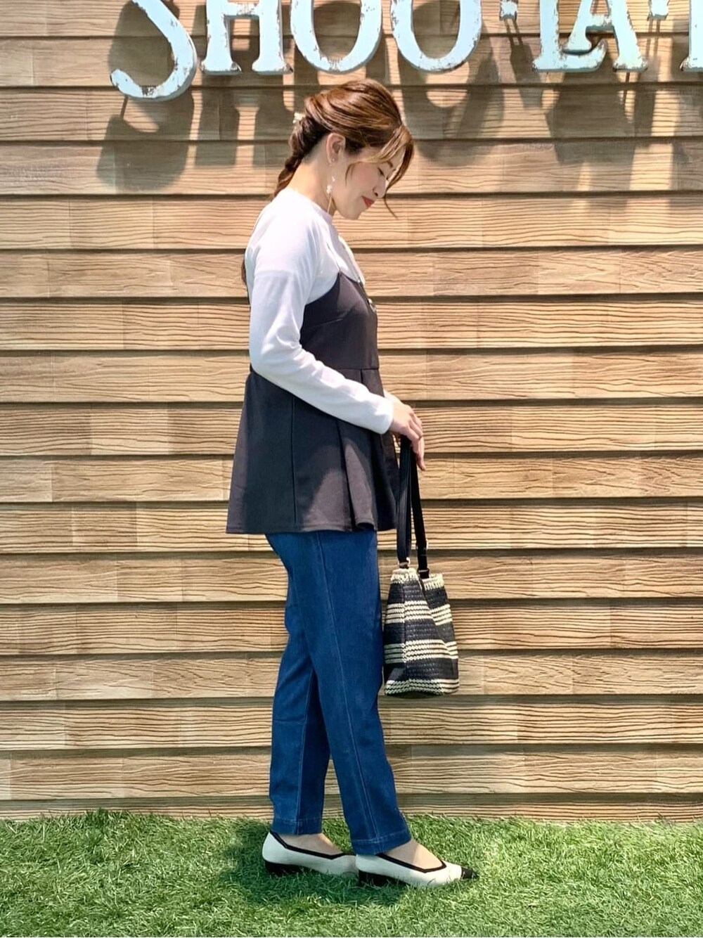 ブルー系のデニムパンツを着用したレディースの春コーディネートの4枚目の写真