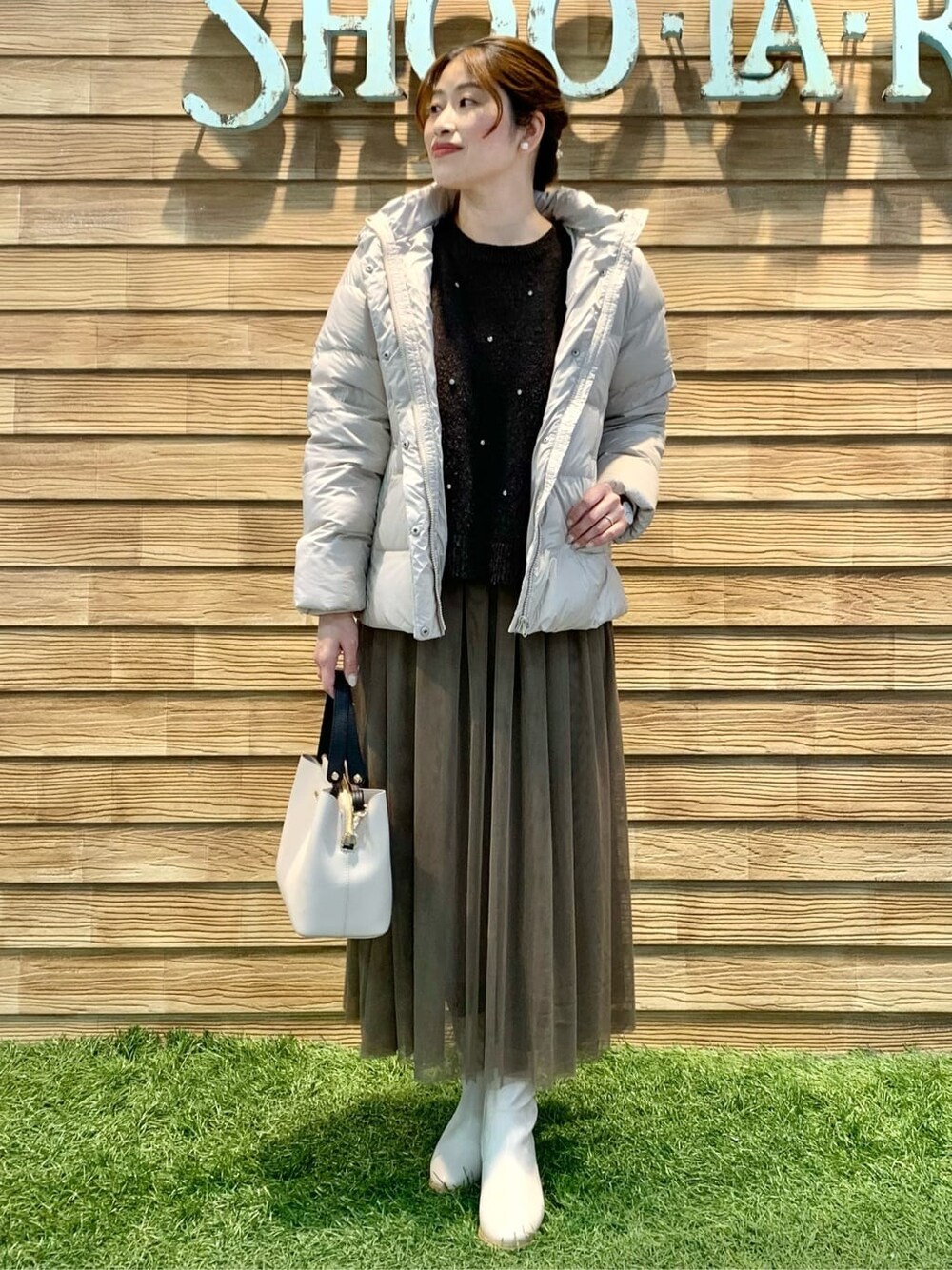 ブラウン系のスカート、ベージュ系のトートバッグを着用したレディースの冬コーディネートの4枚目の写真