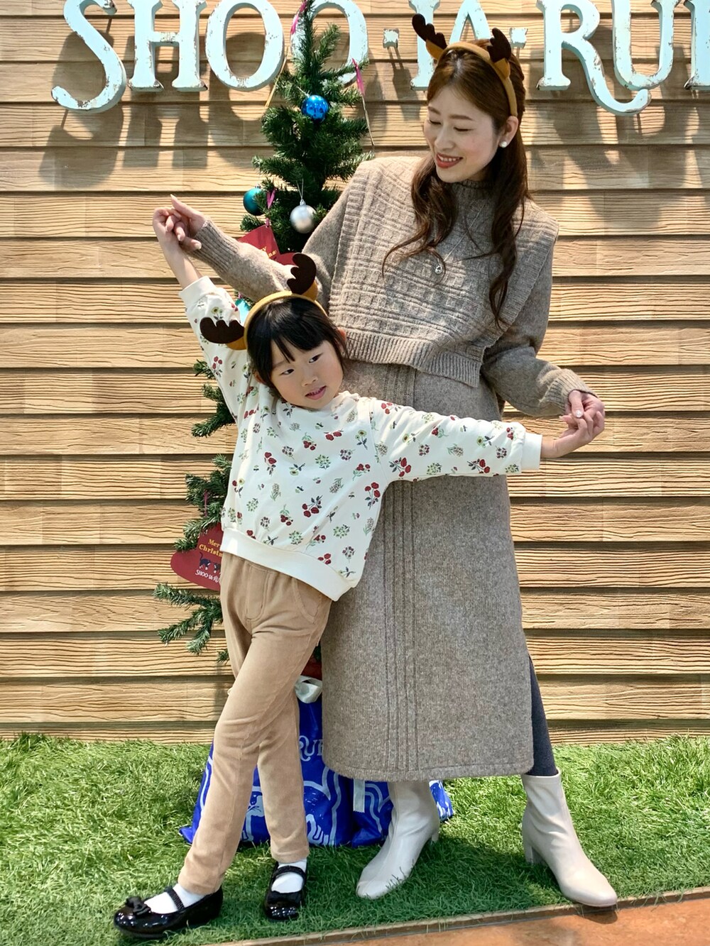 ブラウン系のワンピース、ホワイト系のブーツ、ベージュ系のスウェットを着用したレディースの冬コーディネートの3枚目の写真