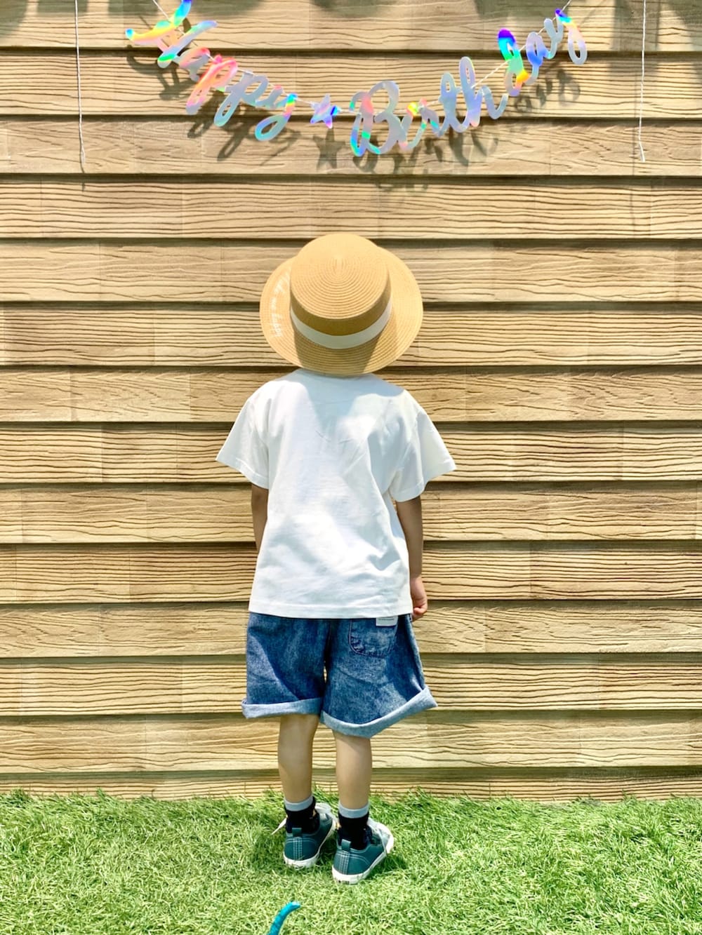 ホワイト系のTシャツ/カットソー、ブルー系のその他パンツ、グリーン系のスニーカーを着用したキッズの夏コーディネートの5枚目の写真