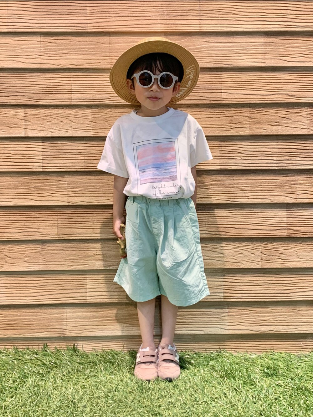 ホワイト系のTシャツ/カットソー、グリーン系のその他パンツ、ベージュ系のハットを着用したキッズの秋コーディネートの3枚目の写真