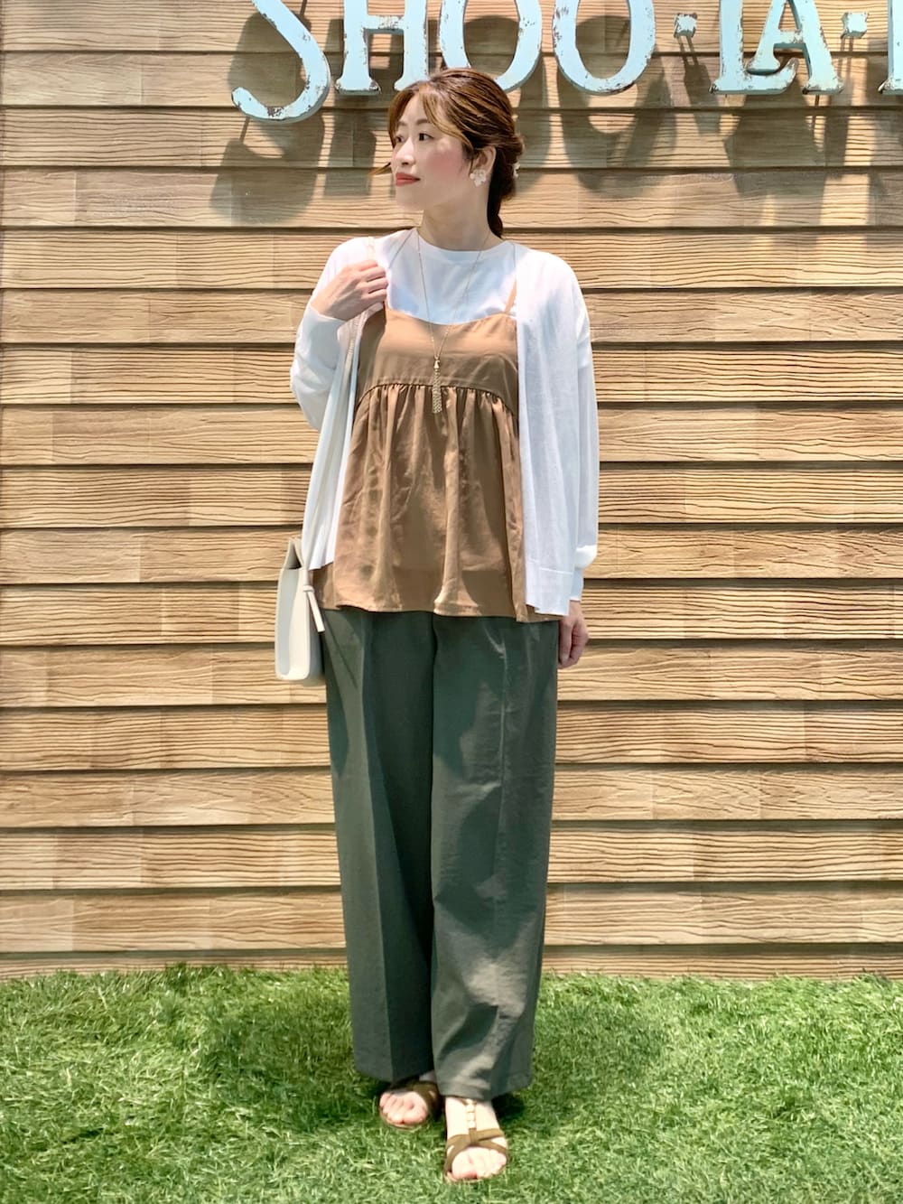 「シューラルー、ドレスキップ、大人カジュアル、きれいめカジュアル、レイヤードスタイル、プチプラ、夏コーデ、カーディガン、Tシャツ、ビスチェ、ワイドパンツ、パンツスタイル、ショルダーバッグ、サンダル、梅雨のハーフパンツ祭り」|「DRESKIPの【高レビュー/洗える/UV】さらりと羽織れる トッパーショートカーディガン(カーディガン/ボレロ、ホワイト系)」を使った、E r i さん(骨格ウェーブ・レディース・162cm)の夏コーディネートの5枚目の写真