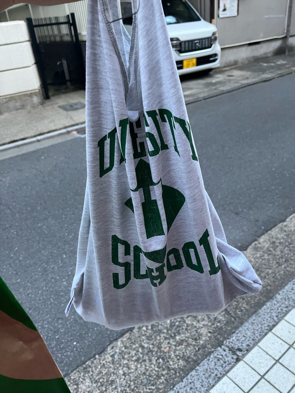 「休日スタイル、ラクチンコーデ、ootd、今日のコーデ、ごきげんウィーク、夏、カラーソックス、春カラー、古着、古着MIX、スニーカー、リメイク、バケットハット」｜「ZARAのアイテム（ワンピース、ブラック系）」を使った、　アヤナさん（レディース・155cm）の春コーディネートの3枚目の写真