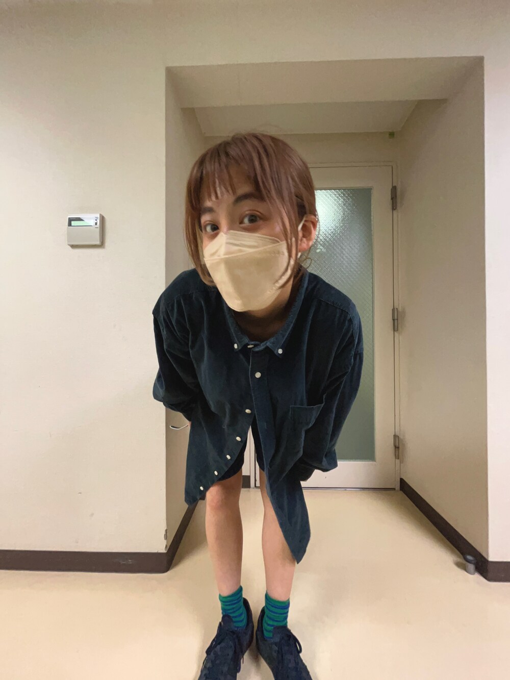 「春コーデ、春、シンプル、ootd、シャツスタイル、adidas originals、シンプルコーデ、古着」｜「villandのアイテム（シャツ/ブラウス、ブルー系）」を使った、　アヤナさん（レディース・155cm）の春コーディネートの2枚目の写真