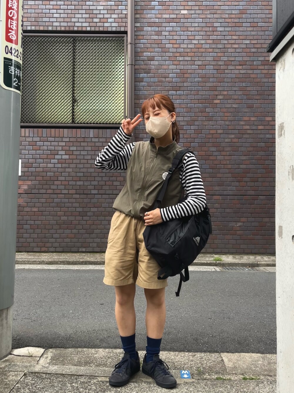 「BEAMS BOYのアイテム（パンツ、ブラック系）」を使った、　アヤナさん（レディース・155cm）の春コーディネートの3枚目の写真