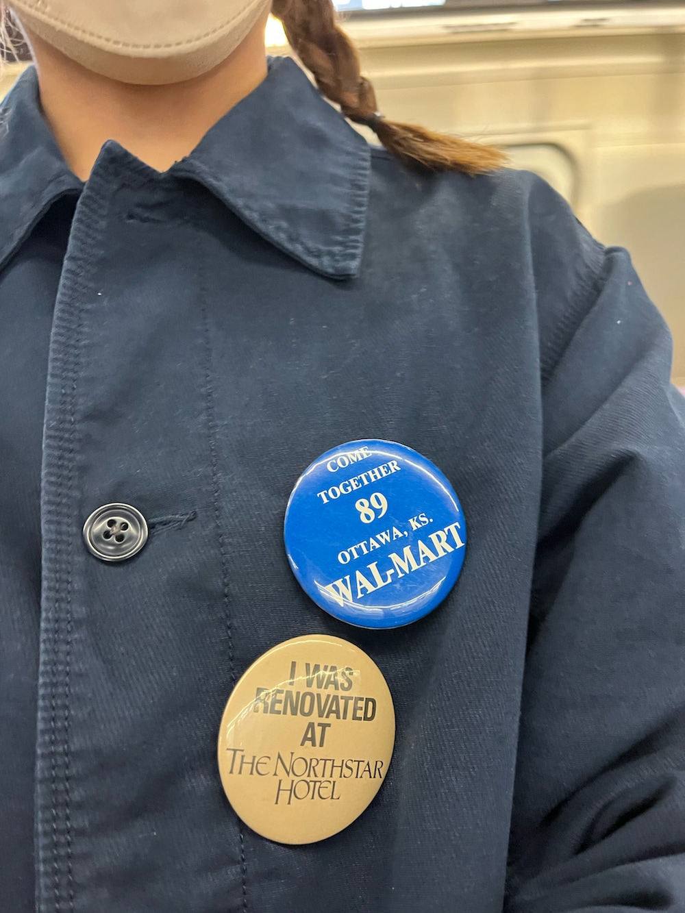 ブルー系のカバーオール、グリーン系のチノパンツ、ブルー系のスニーカーを着用したレディースの春コーディネートの3枚目の写真