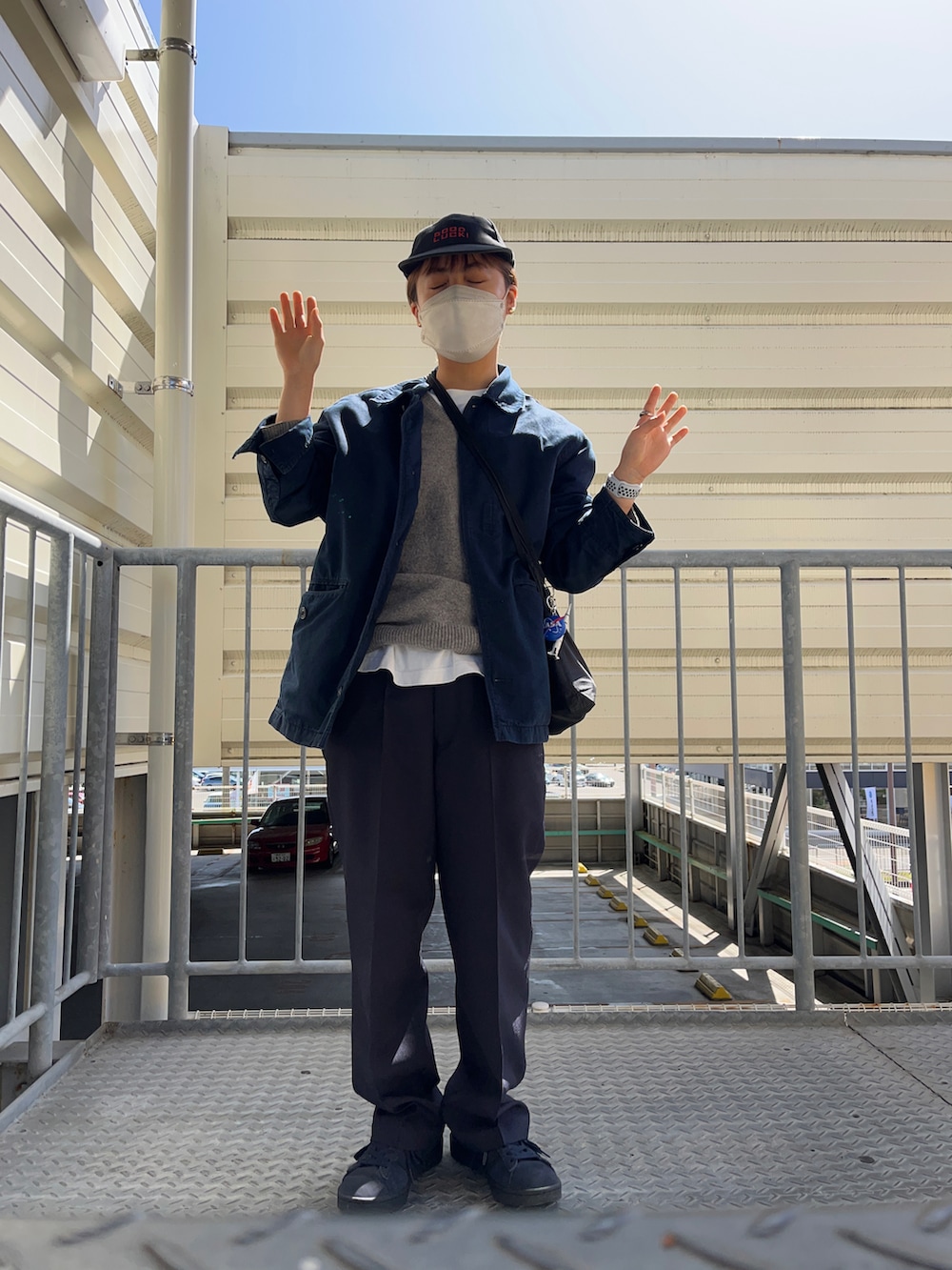 「春コーデ、ネイビーコーデ、GAP、ootd、シンプル、UNIQLO、adidas originals、古着、今日のコーデ」｜「GAPのアイテム（カバーオール、ブルー系）」を使った、　アヤナさん（レディース・155cm）の春コーディネートの2枚目の写真