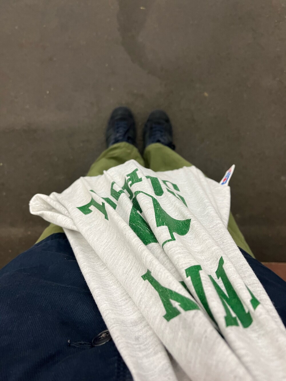 ブルー系のカバーオール、グリーン系のチノパンツ、ブルー系のスニーカーを着用したレディースの春コーディネートの4枚目の写真