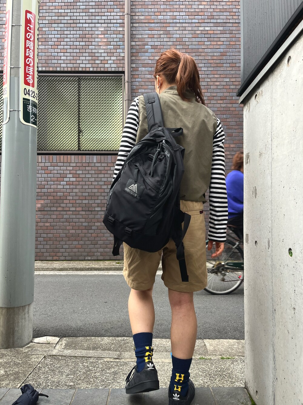 「BEAMS BOYのアイテム（パンツ、ブラック系）」を使った、　アヤナさん（レディース・155cm）の春コーディネートの2枚目の写真