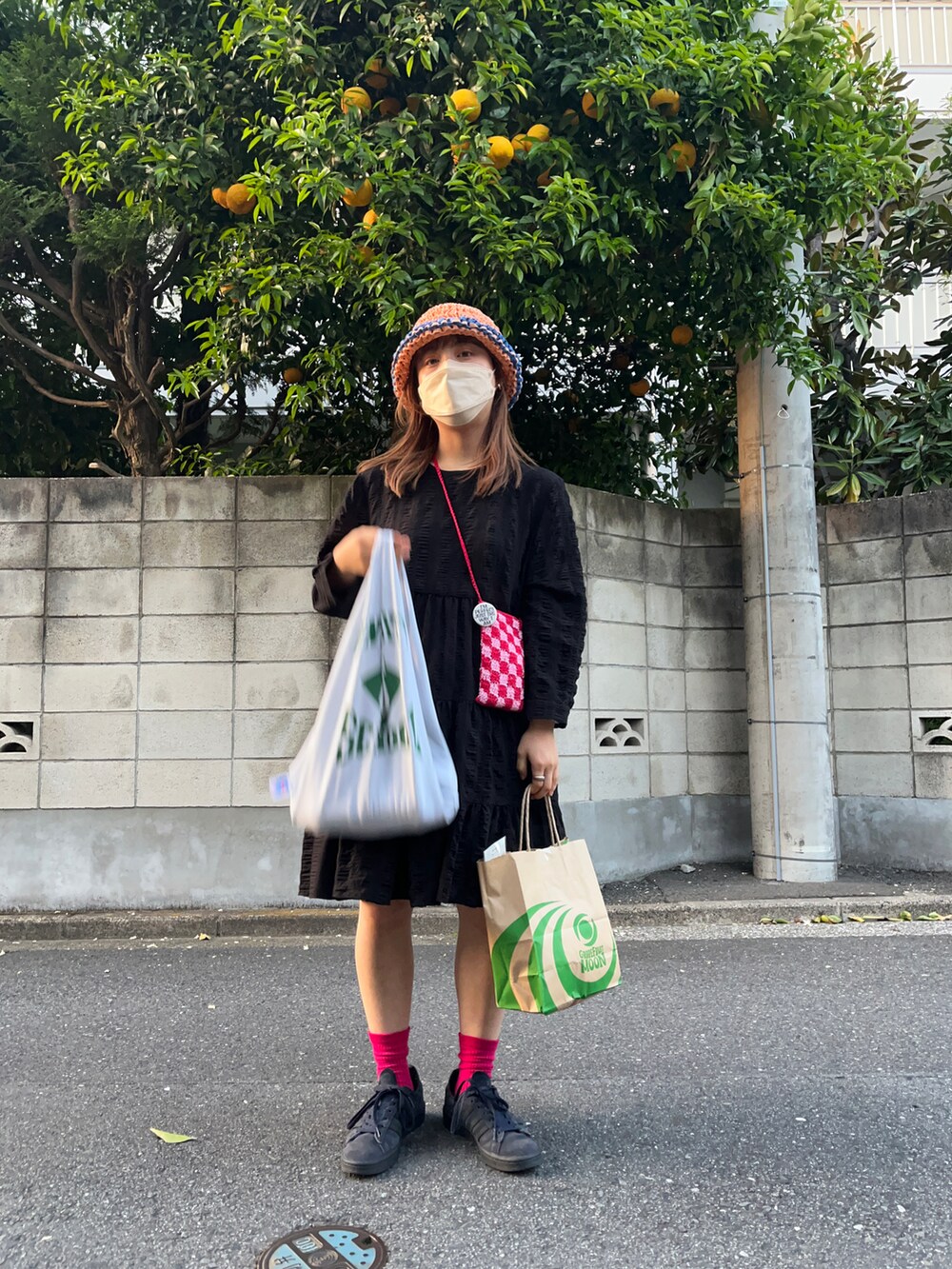 「休日スタイル、ラクチンコーデ、ootd、今日のコーデ、ごきげんウィーク、夏、カラーソックス、春カラー、古着、古着MIX、スニーカー、リメイク、バケットハット」｜「ZARAのアイテム（ワンピース、ブラック系）」を使った、　アヤナさん（レディース・155cm）の春コーディネートの2枚目の写真