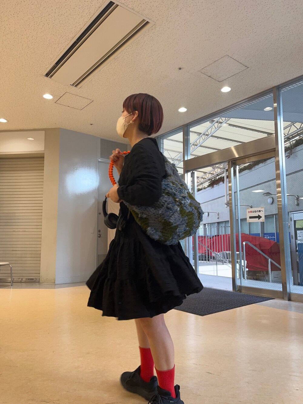 「春、HOKAONEONE、古着、今日のコーデ」｜「HOKAのHOKA ONEONE ホカ オネオネ カハ ロウ ゴアテックス M KAHA LOW GTX（スニーカー、ブラック系）」を使った、　アヤナさん（レディース・155cm）の春コーディネートの2枚目の写真