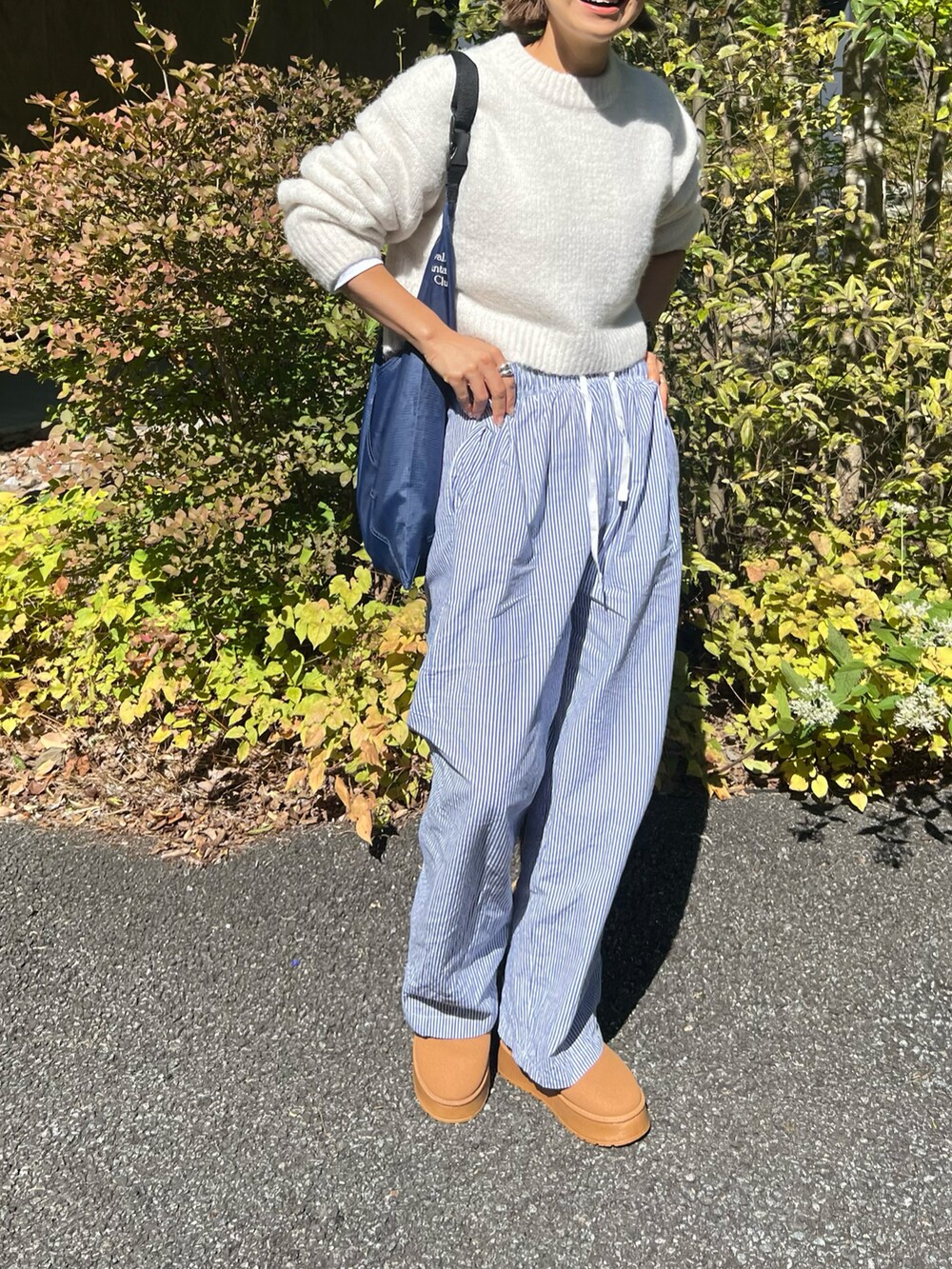 ブルー系のその他パンツ、イエロー系のブーツを着用したレディースの秋コーディネートの2枚目の写真