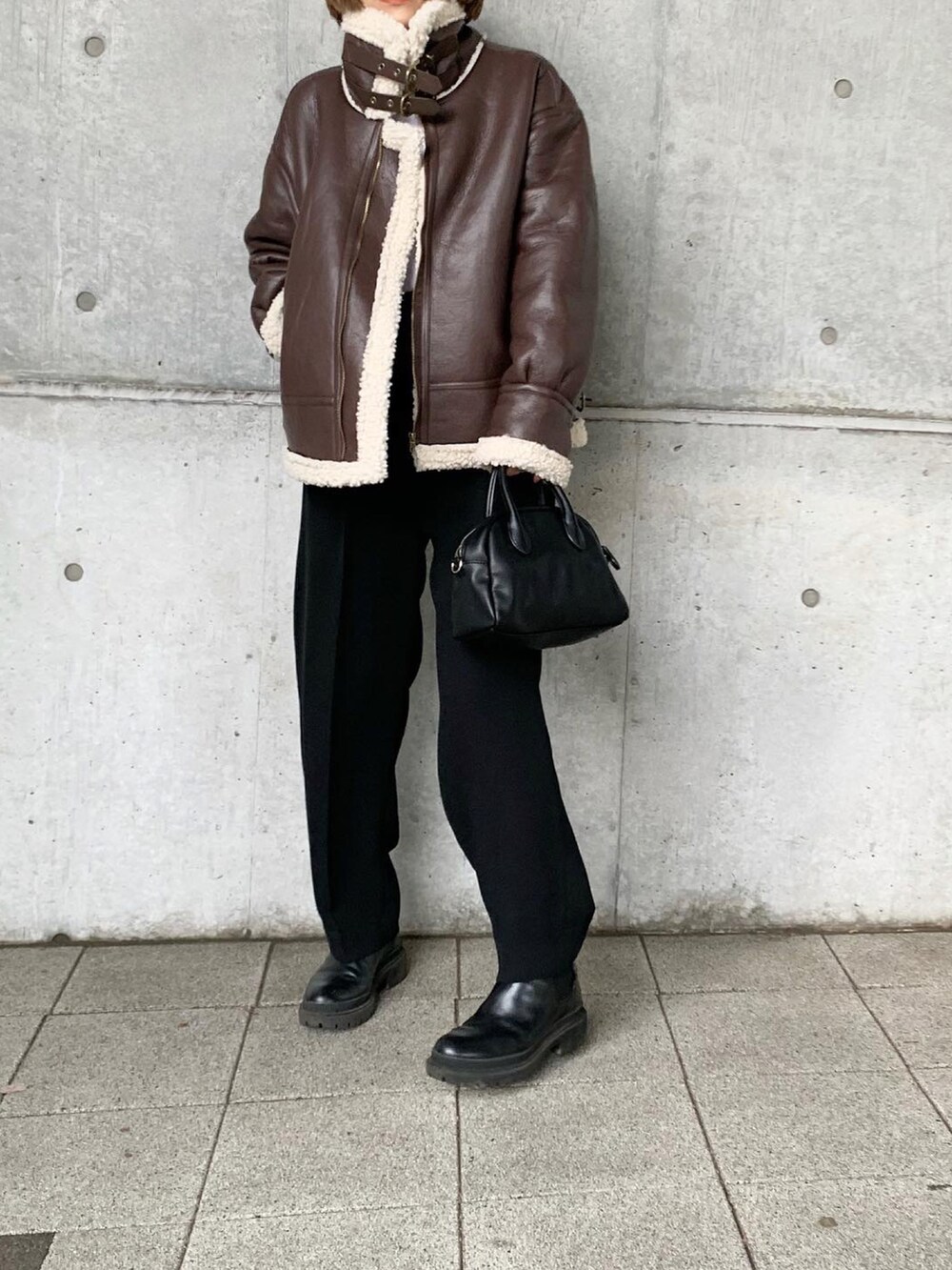 「冬コーデ、秋冬コーデ、パンツスタイル、ビッグシルエット、冬、アウター、ボアジャケット、ボアブルゾン、フライトジャケット、サイドゴアブーツ、H&M、プチプラ、プチプラコーデ」｜「EFOLEの【EFOLE】フェイクレザー　ミニボストン　ショルダー　バッグ（ボストンバッグ、ブラック系）」を使った、LINAさん（レディース・159cm）の秋コーディネートの2枚目の写真