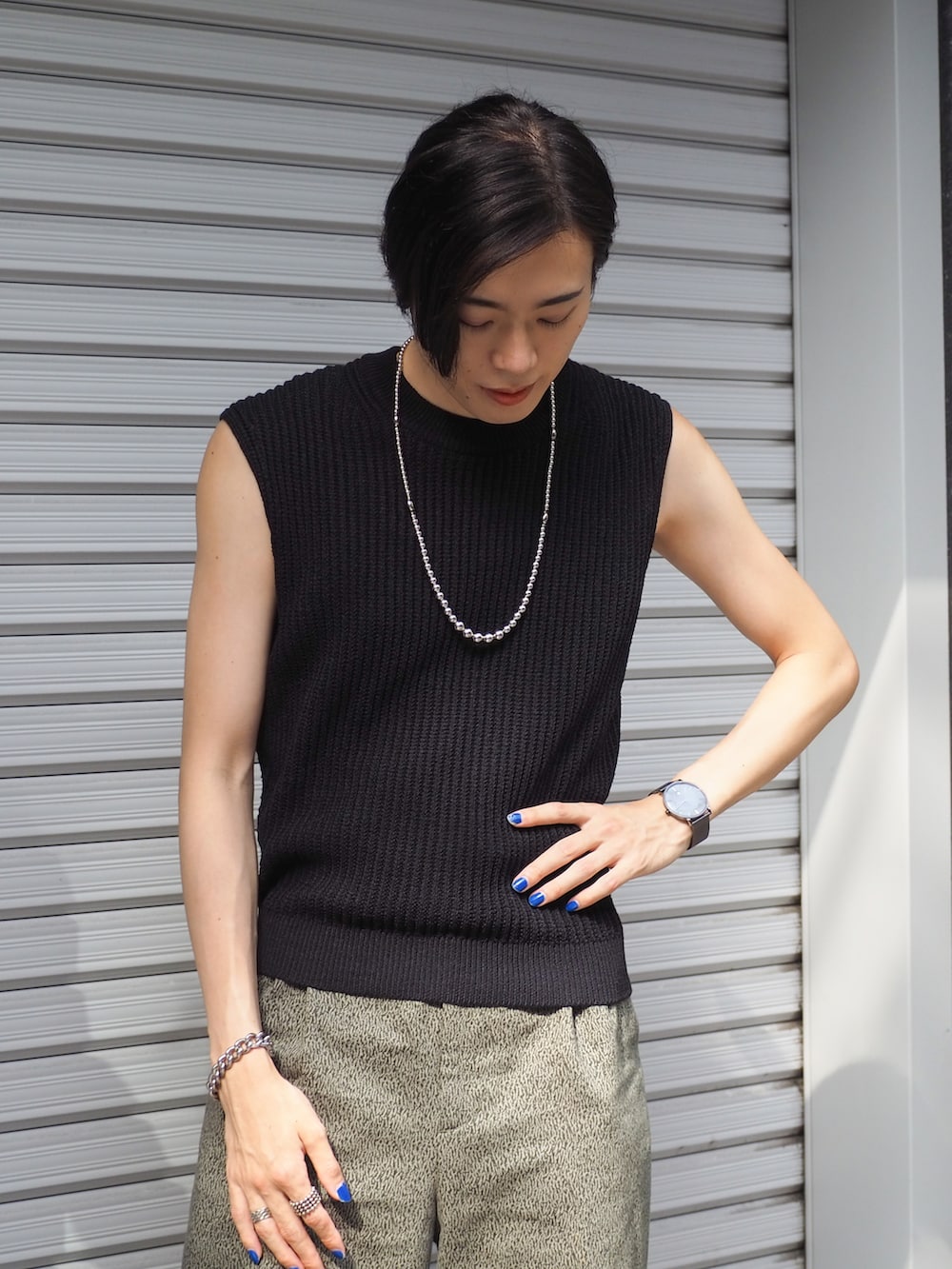 その他のパンツ、ブラック系のトップス、ブラック系のサンダルを着用したメンズの夏コーディネートの4枚目の写真