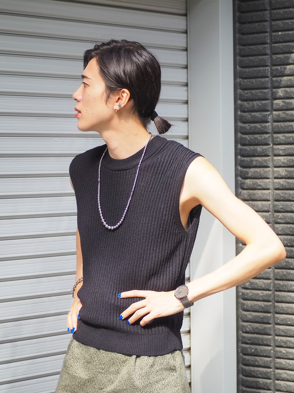 その他のパンツ、ブラック系のトップス、ブラック系のサンダルを着用したメンズの夏コーディネートの3枚目の写真