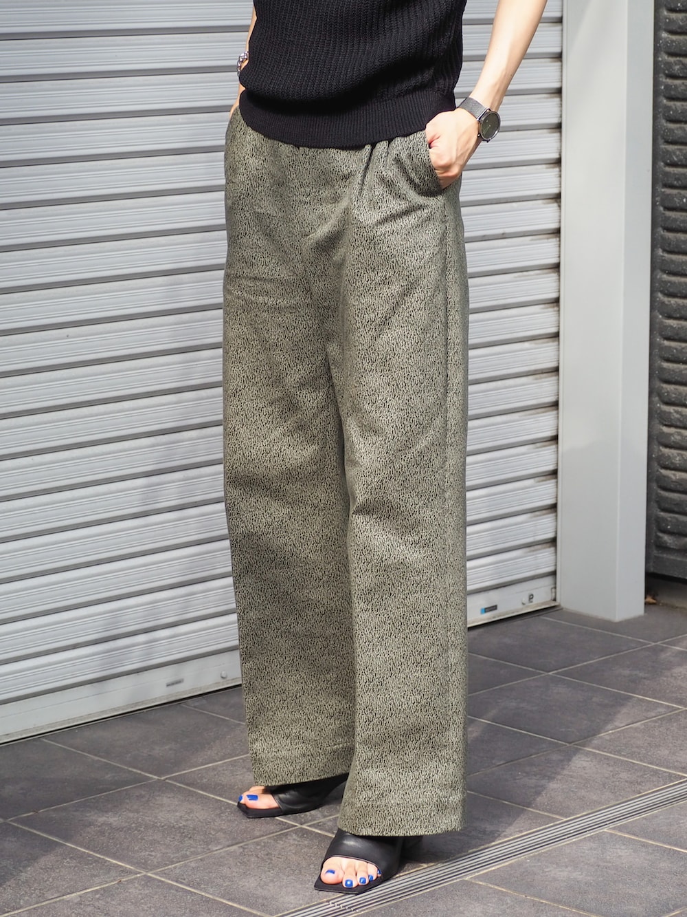 その他のパンツ、ブラック系のトップス、ブラック系のサンダルを着用したメンズの夏コーディネートの5枚目の写真