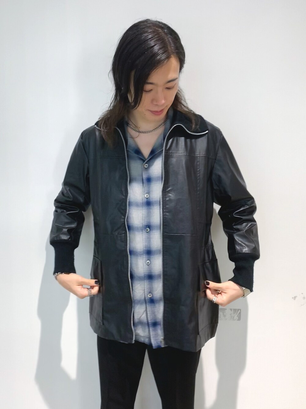 「休日コーデ、レザージャケット、モード、古着、フレアパンツ、ヒールブーツ、チェック、チェックシャツ」｜「chucllaの【chuclla】【2021/SS】Flare slit pants sb-4 chw1429（その他パンツ、ブラック系）」を使った、UJUさん（メンズ・176cm）の秋コーディネートの2枚目の写真