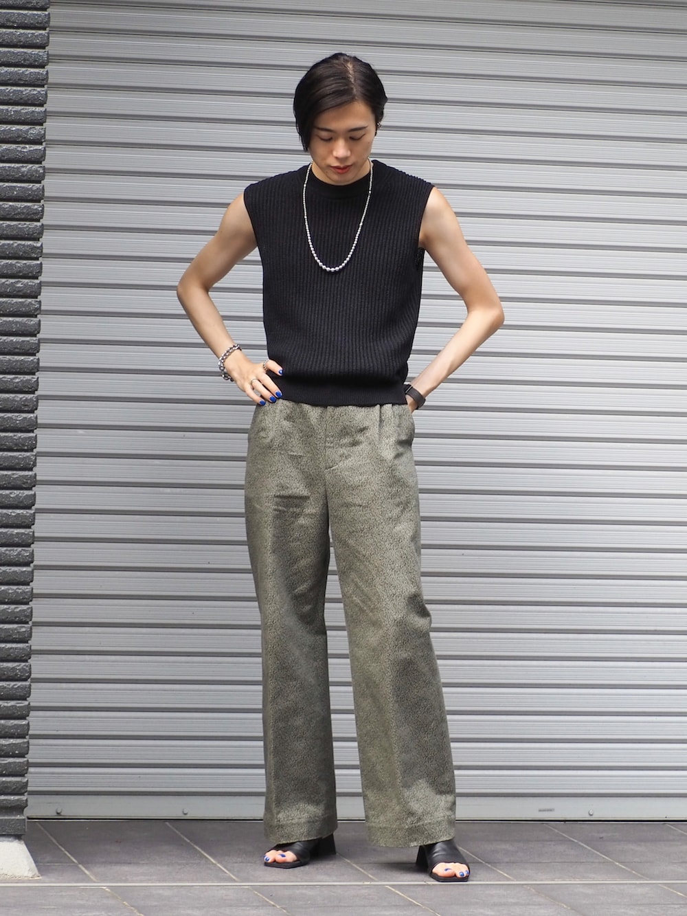 その他のパンツ、ブラック系のトップス、ブラック系のサンダルを着用したメンズの夏コーディネートの2枚目の写真