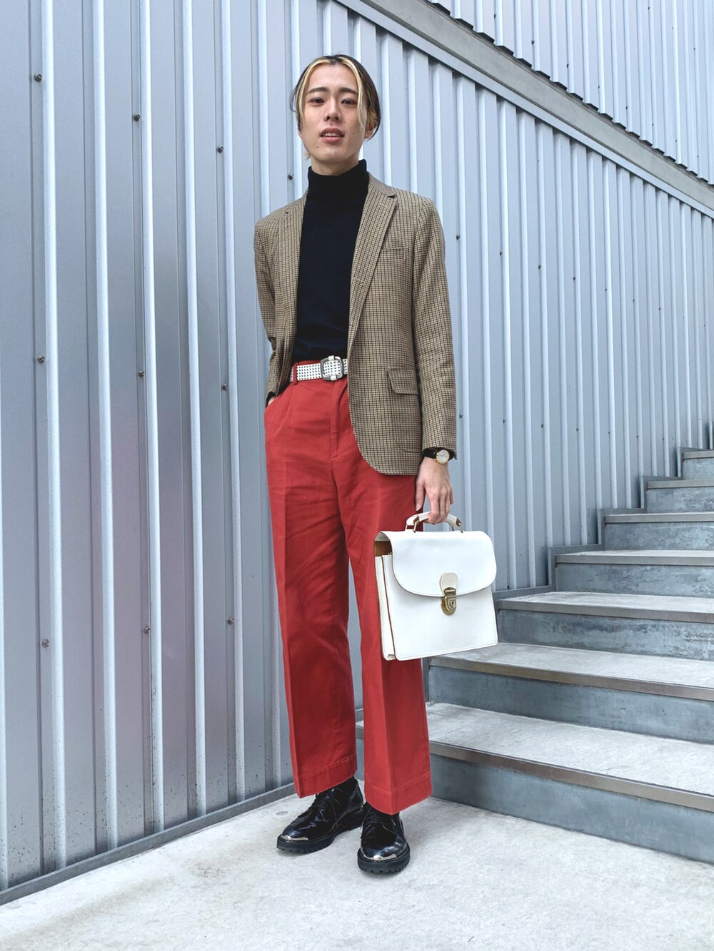 「大人カジュアル、モード、キレイめ、きれいめカジュアル、スラックス、ワイドパンツ、テラコッタ、オレンジ、カラーパンツ、カラーパレット、チェック、トレンチコート、マフラー、マフラーぐるぐる、ジャケットスタイル」|「おさがりのアイテム(ハンドバッグ、ホワイト系)」を使った、UJUさん(メンズ・176cm)の冬コーディネートの2枚目の写真