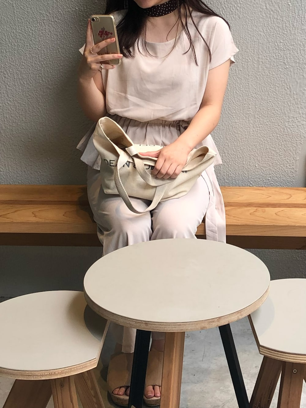 ベージュ系のシャツ/ブラウス、ホワイト系のトートバッグを着用したレディースの冬コーディネートの2枚目の写真