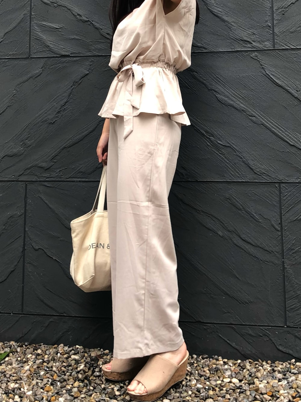 ベージュ系のシャツ/ブラウス、ホワイト系のトートバッグを着用したレディースの冬コーディネートの3枚目の写真