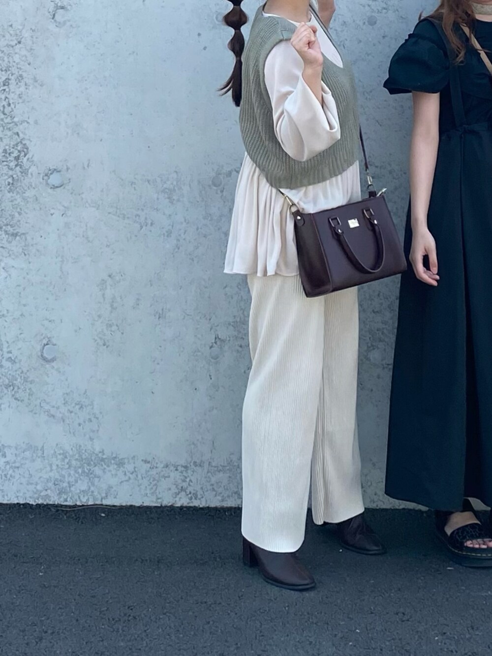 ベージュ系のシャツ/ブラウス、ホワイト系のその他パンツを着用したレディースの冬コーディネートの2枚目の写真