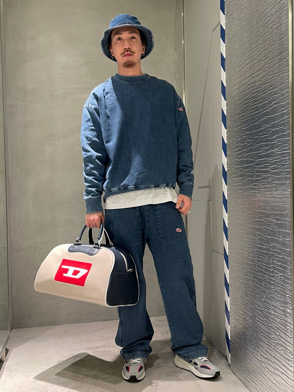 「休日スタイル、おしゃれさんと繋がりたい、デニム、カジュアルコーデ、スニーカー、ストリート、ストリートコーデ、ワイドパンツ、セットアップ、デニムコーデ、ワントーンコーデ、レイヤードスタイル、ootd、カジュアル、ラフ」｜「DIESELのメンズ ハット バケットハット（ハット、ブルー系）」を使った、YUTA・Aさん（メンズ・180cm）の冬コーディネートの2枚目の写真