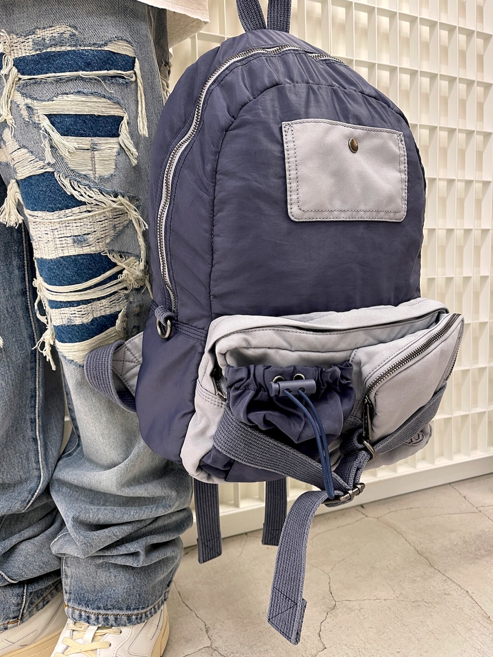 「ビッグシルエット、カジュアルコーデ、ラフ、ダメージデニムパンツ、ワイドパンツ、スニーカー、ストリート、デニムパンツ、Diesel、ディーゼル、キャップ、春夏コーデ、ラグランTシャツ、アメカジ、5月」｜「DIESELのメンズ キャップ メッシュ（キャップ、ブラック系）」を使った、YUTA・Aさん（メンズ・180cm）の春コーディネートの2枚目の写真