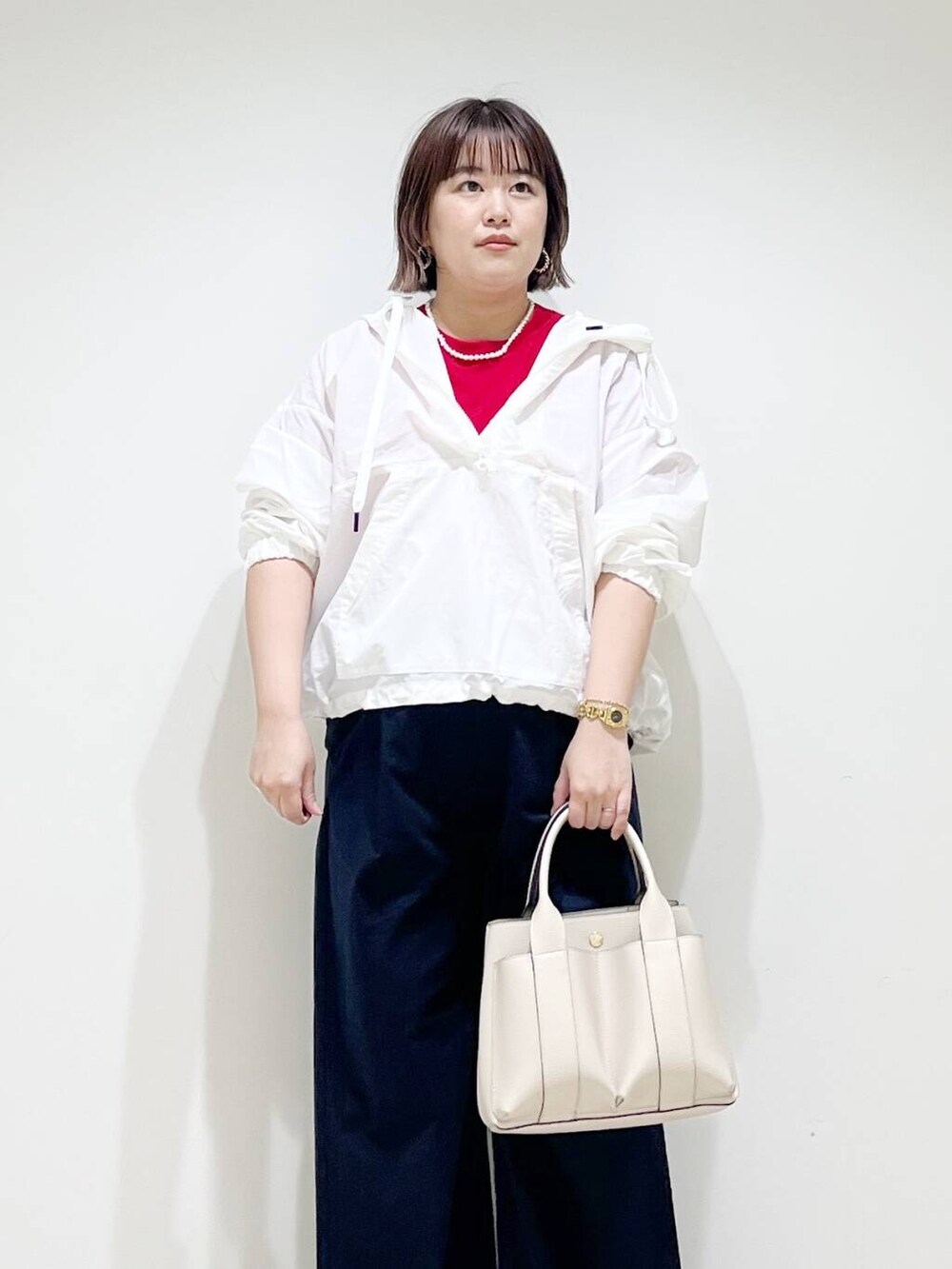 ホワイト系のトートバッグ、ブルー系のその他パンツ、ホワイト系のパーカーを着用したレディースの春コーディネートの3枚目の写真