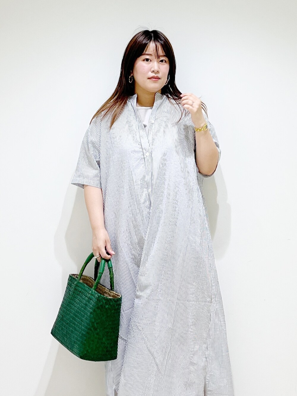 ブラック系のワンピース、グレー系のTシャツ/カットソー、グリーン系のハンドバッグを着用したレディースの夏コーディネートの7枚目の写真