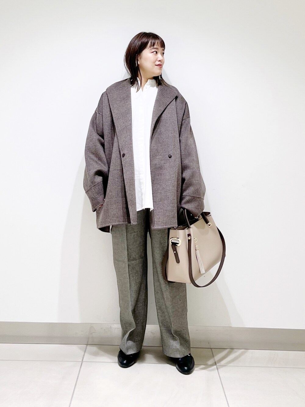 ブラウン系のその他アウター、ホワイト系のシャツ/ブラウス、ブラウン系のその他パンツを着用したレディースの秋コーディネートの10枚目の写真